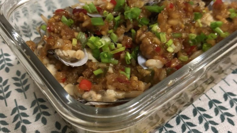 蒜泥烤蛏子,撒上葱花,完工!
