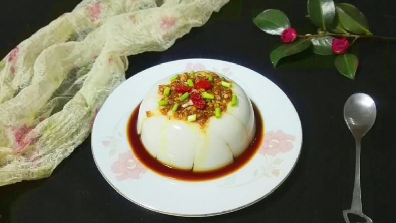 冰清玉洁~养颜润肤枸杞猪皮冻,摆上枸杞,撒葱花