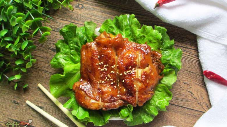 脆皮闷烧鸡腿,相比于鸡胸肉,鸡腿肉更嫩滑多汁