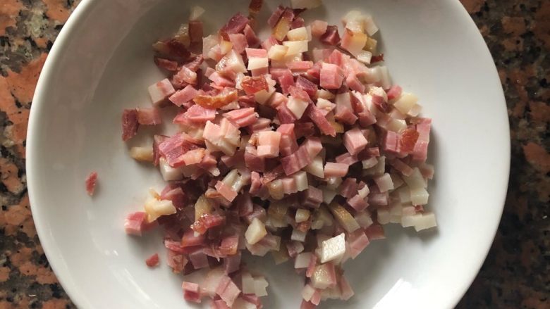 冯妈妈腊肉炫彩土豆泥,将腊肉切成小颗粒