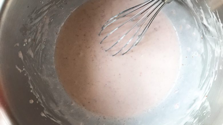 下午茶の草莓慕斯,将放凉的草莓酱加入到打发的淡奶油中,混合均匀。