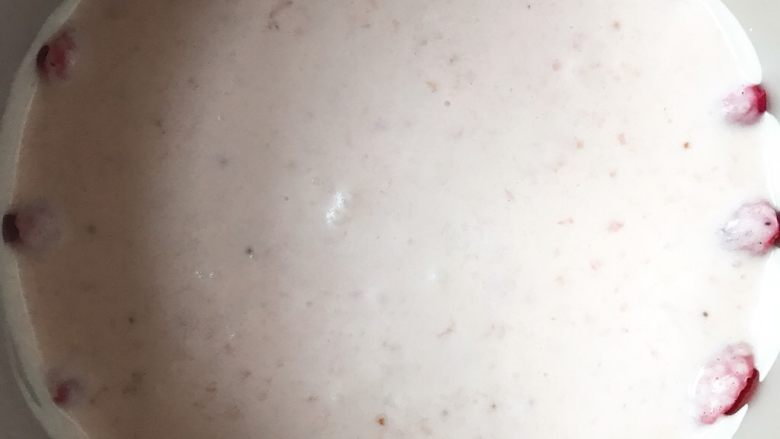 下午茶の草莓慕斯,将草莓慕斯糊倒入草莓摆好的活底模具中,晃动几下使里面没有气泡,放入冰箱冷藏1小时。