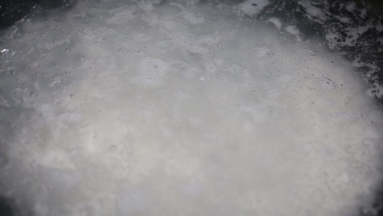 粉肠猪肝粥,水开后直接从冰箱取出冷冻的珍珠米放入锅里,一开始做好搅拌一下,防止米粘到锅底