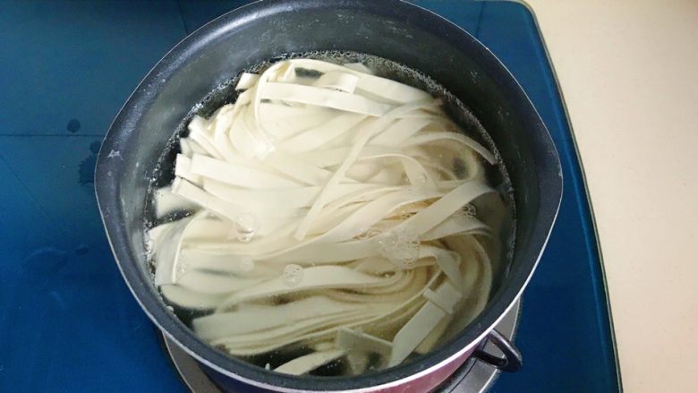 家常油泼面,用筷子搅拌几下,以防粘锅