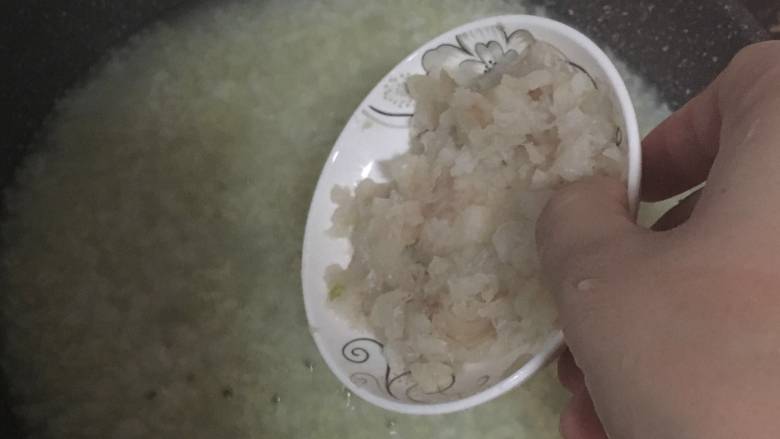 翡翠鳕鱼粥宝宝辅食,稀饭煮好后,转到锅里,加入鳕鱼,小火煮约3-4分钟。