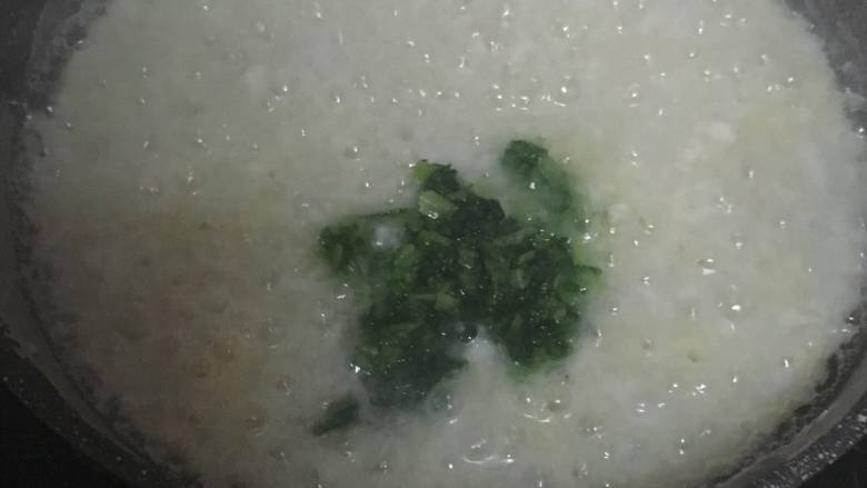 翡翠鳕鱼粥宝宝辅食,加入油麦菜煮1-2分钟就可以。