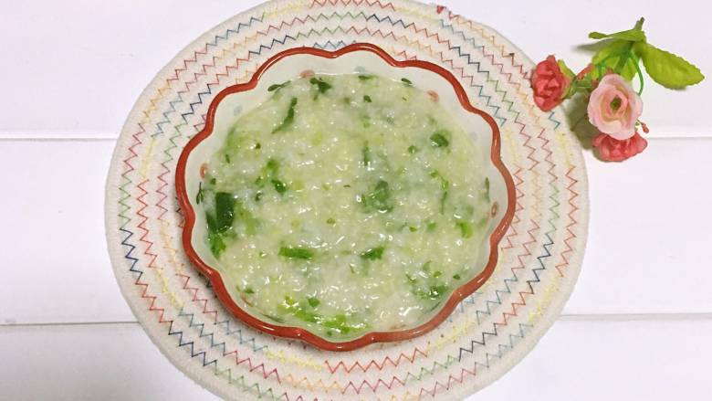 翡翠鳕鱼粥宝宝辅食,出锅后加几滴亚麻籽油或核桃油或麻油就可以了。