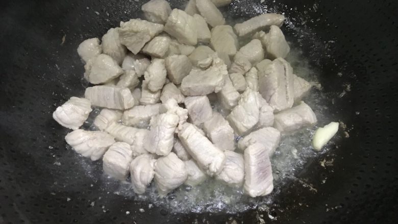 泰式咖喱土豆,到肉颜色变白，加点料酒