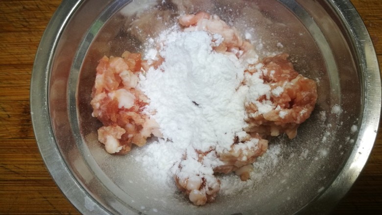 榄菜肉末四季豆,加淀粉,用1大勺<a style='color:red;display:inline-block;' href='/shicai/ 718'><a style='color:red;display:inline-block;' href='/shicai/ 718'>料酒</a></a>抓匀