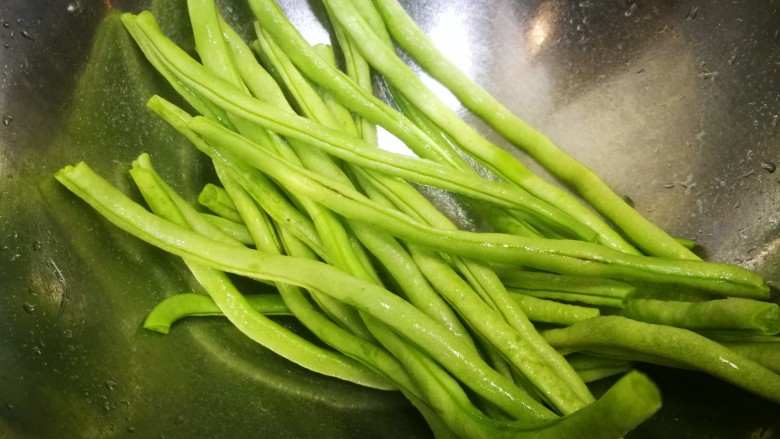 榄菜肉末四季豆,洗净的<a style='color:red;display:inline-block;' href='/shicai/ 69'>四季豆</a>摘去两头,切小粒