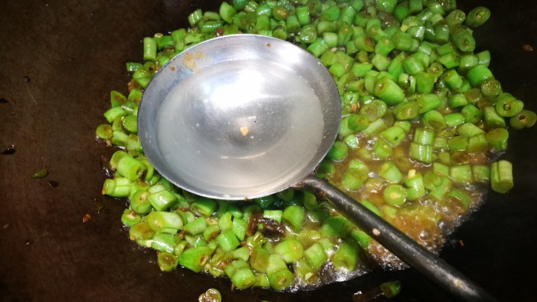 榄菜肉末四季豆,加水至和四季豆持平(如果事先汆过,则水减半)