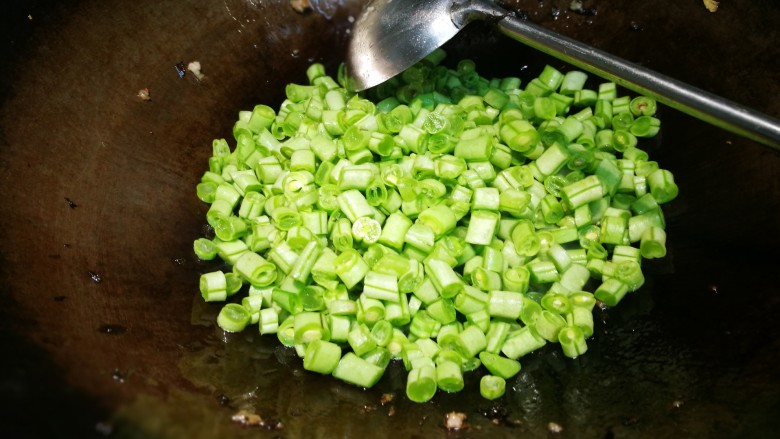 榄菜肉末四季豆,四季豆可先用<a style='color:red;display:inline-block;' href='/shicai/ 156925'>水</a>汆至五六分熟,但我今天没汆,忘了😣