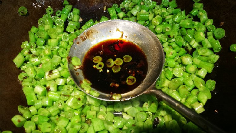 榄菜肉末四季豆,四季豆炒至变成更深的绿色时,加<a style='color:red;display:inline-block;' href='/shicai/ 788'>生抽</a>