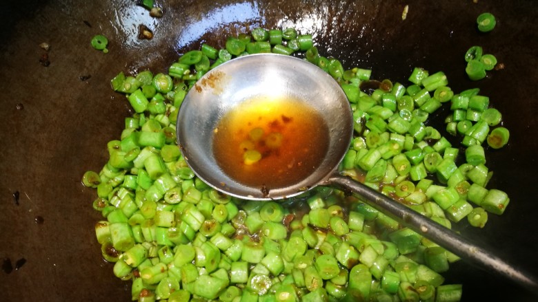 榄菜肉末四季豆,加两大勺料酒(我这勺大,不好以我为准,我说的两大勺是烘焙用量勺,30ml左右)