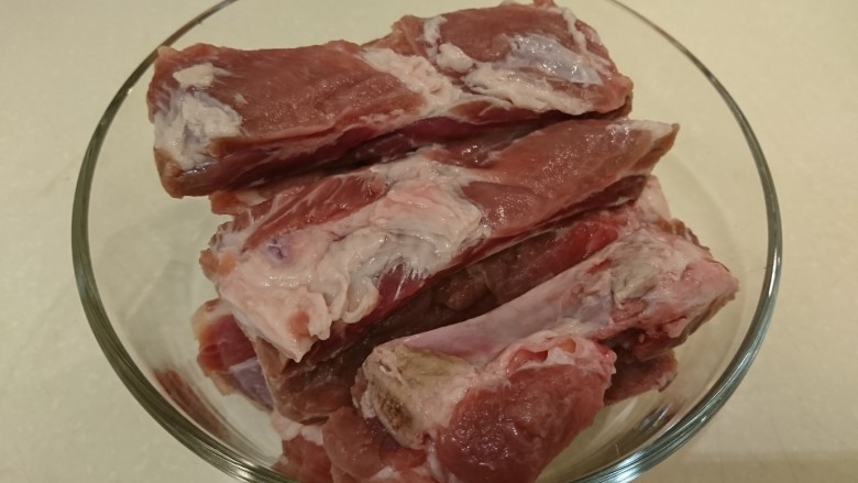 肉骨茶Bak Kut Teh
,豬肋排,買的時候請店家剁成8~10cm的長度。洗淨
