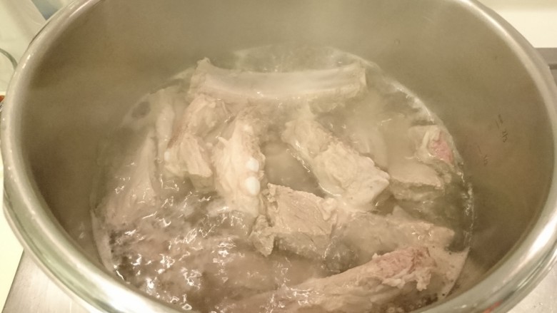 肉骨茶Bak Kut Teh
,煮開！讓血水浮出，熄火