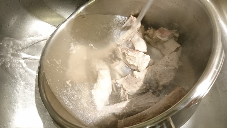 肉骨茶Bak Kut Teh
,把水倒掉。