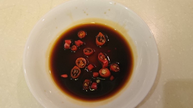 肉骨茶Bak Kut Teh
,弄碟辣椒醬油,蘸排骨用!