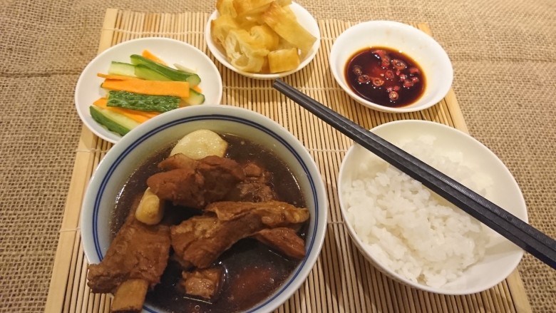 肉骨茶Bak Kut Teh
,腌黄瓜、油條、辣椒醬油、白飯，肉骨茶！！！開動！
食用時，油條加進湯裡，肋排蘸醬油，大口吃飯，配上爽脆瓜瓜！呀米！