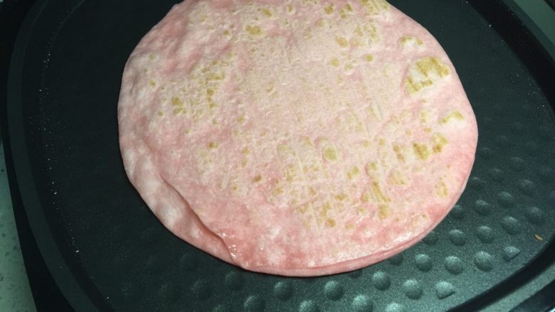 暖萌甜咖喱鸡肉卷饼,烙饼约1分30秒,两面烙熟即可,用电饼铛比较快,如果用平底锅,需要翻面,约3、4分钟,吃的时候轻轻揭开即为两张饼。
