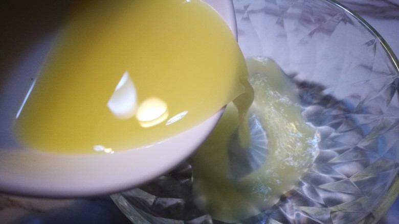 撞个牛奶~姜汁撞奶
,过滤好的姜汁倒入小碗中