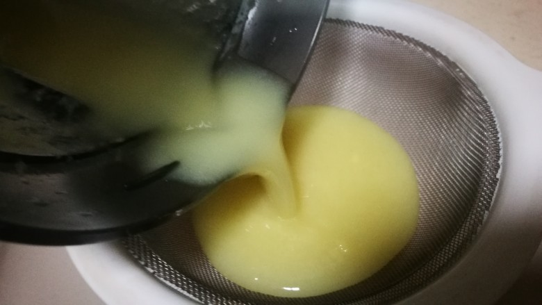 撞个牛奶~姜汁撞奶
,打好后的姜汁过滤一下