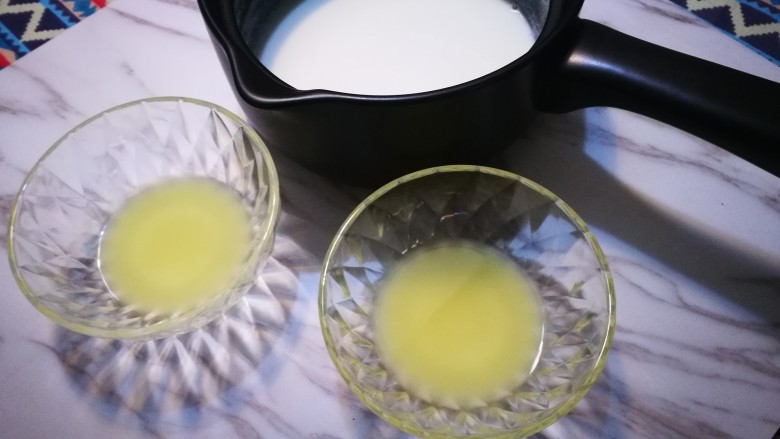 撞个牛奶~姜汁撞奶
,牛奶稍微晾一晾
