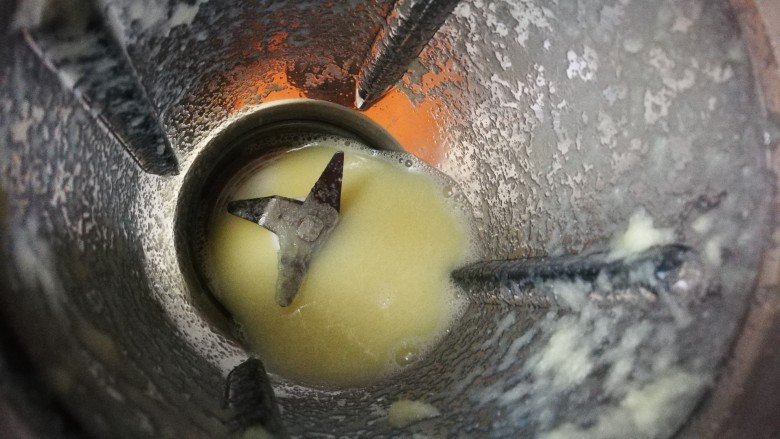 撞个牛奶~姜汁撞奶
,加少许白开水 打成姜汁