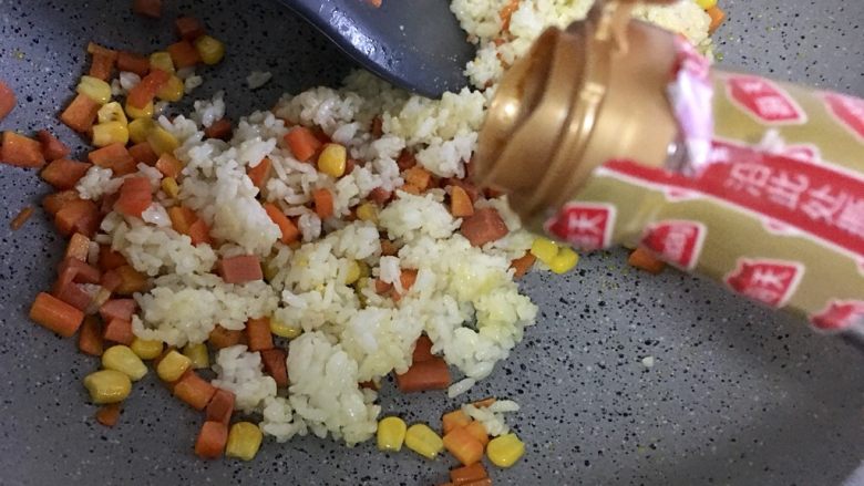 扬州蛋包炒饭,再加入少许生抽翻炒(也可以不加酱油)