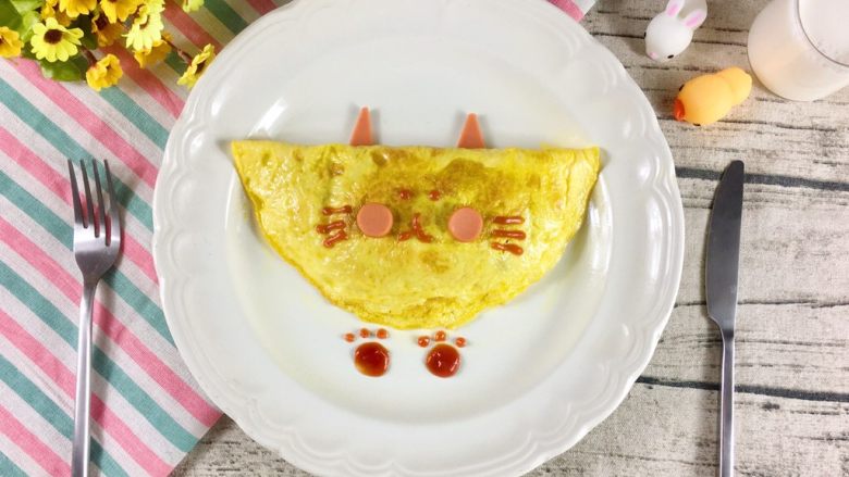 扬州蛋包炒饭,坐上装饰,可爱的猫咪蛋包饭就完成啦!