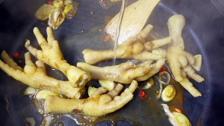 黯然销魂爪,加入清水,直至没过鸡爪,大火煮沸后调小火;