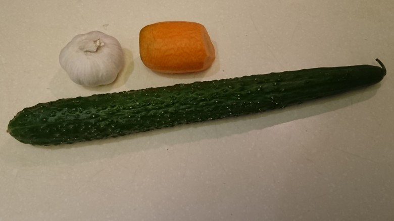 配菜也是很重要的!
醃漬嘣嘎脆!,黃瓜、紅蘿蔔、蒜頭,就是這些。