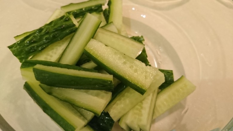 配菜也是很重要的!
醃漬嘣嘎脆!,切細些比較秀氣。