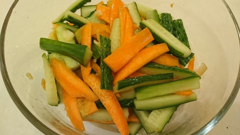 配菜也是很重要的!
醃漬嘣嘎脆!,拌勻,就這樣,放著,等開飯!