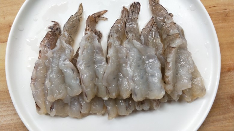 营养虾仁健康水果沙拉,开背去虾线,洗净。
