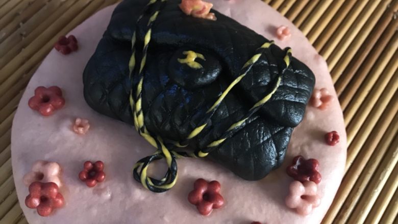 香奈儿,凉水上锅,开小火10分钟,转大火,锅冒气后,蒸15分钟,关火,焖3分钟。出锅。