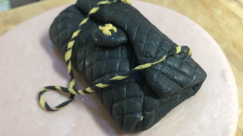 香奈儿,将包的侧面整理好,接缝用清水粘接。