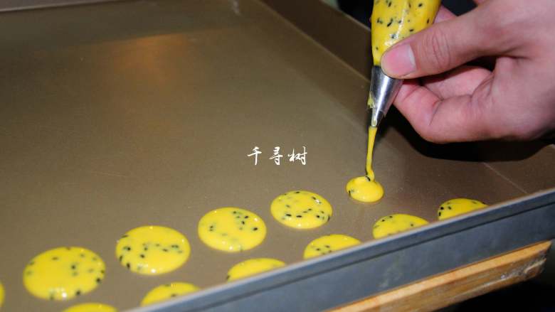 黑芝麻鸡蛋瓦片饼干 根本停不下来的宝宝零食,装好蛋糊后就开始挤,确切的说根本不用挤,蛋糊自己往外流,流到你希望的大小后提起来,继续下一个就行了。需要注意的是一定要给每个饼干之间预留足够的距离,不然蛋糊展开后会连城一片的。另外就是要用不沾烤盘或使用不沾油布,垫油纸理论上也可行,但是没具体试过。