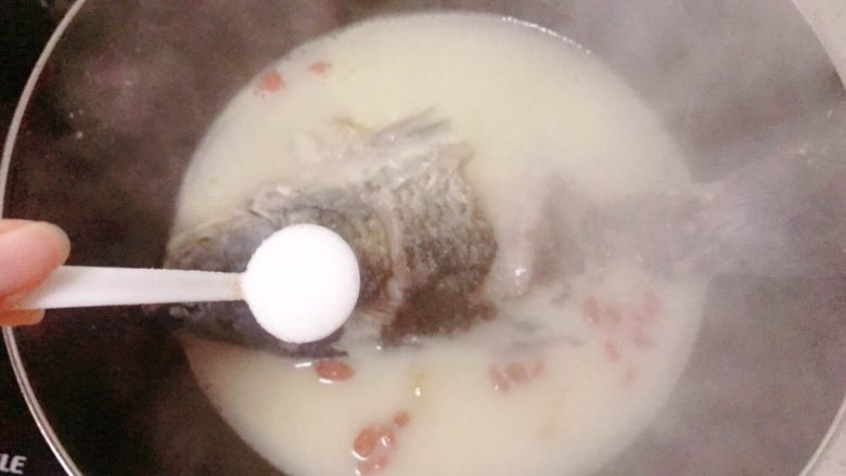 鲫鱼汤菠菜面,再加入一勺盐,小火炖五分钟