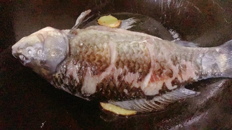 鲫鱼汤菠菜面,底下一面煎至金黄翻面