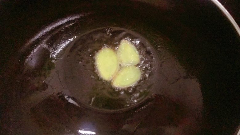鲫鱼汤菠菜面,放入姜片,小火煎出香味