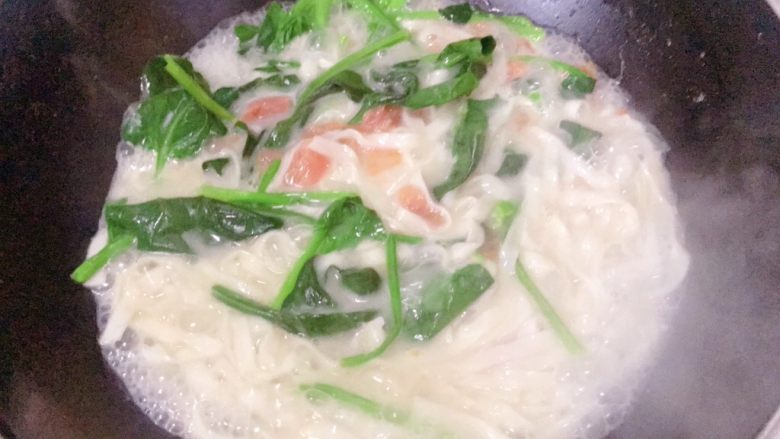 鲫鱼汤菠菜面,煮两分钟后放入番茄丁、菠菜段,翻两下就可以关火出锅了