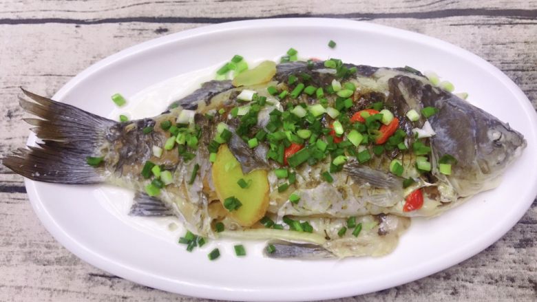 鲫鱼汤菠菜面,盐入味,把鱼捞出来撒上葱花