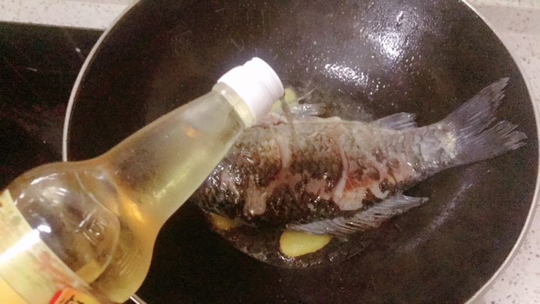 鲫鱼汤菠菜面,两面都煎好之后倒入<a style='color:red;display:inline-block;' href='/shicai/ 718'>料酒</a>去腥
