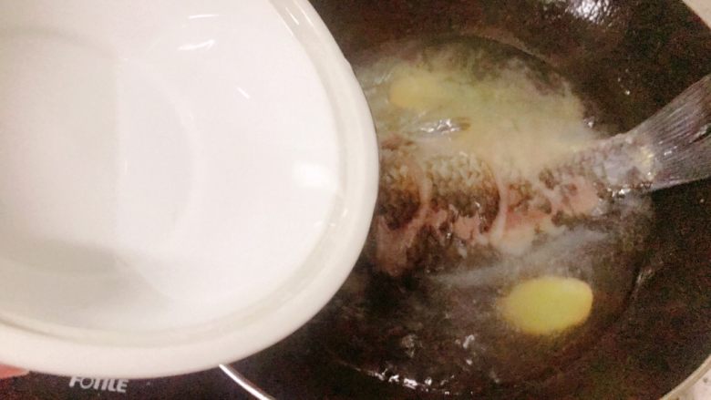 鲫鱼汤菠菜面,加入一大汤碗清水,盖上锅盖开大火煮沸十分钟