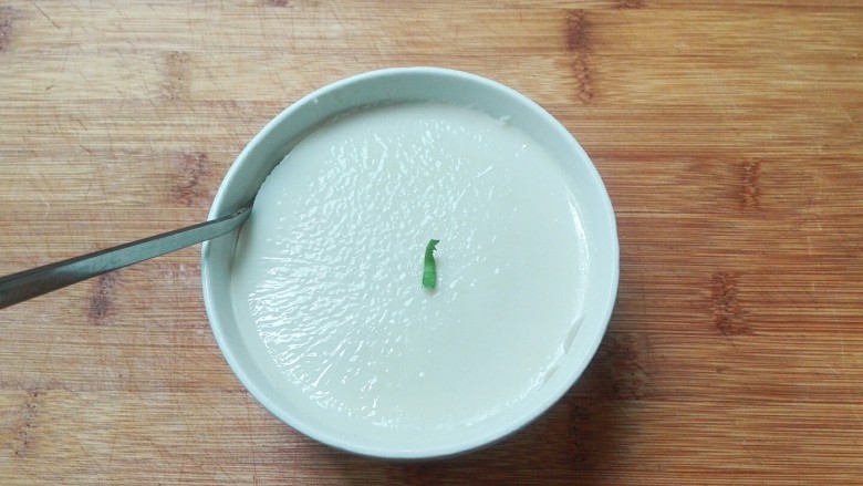 冰清玉洁~养颜润肤枸杞猪皮冻,用勺子在皮冻边上转一圈,使皮冻和碗脱离