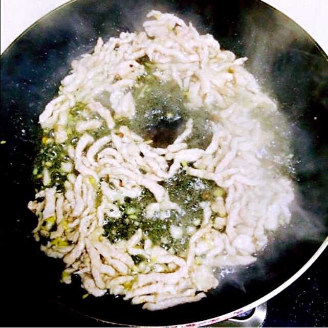 绿豆芽炒肉, 在热锅中倒入油,待油热以后,依次加入几颗花椒,姜蒜粒,爆香后倒入瘦肉。迅速翻炒,把肉丝分离开。