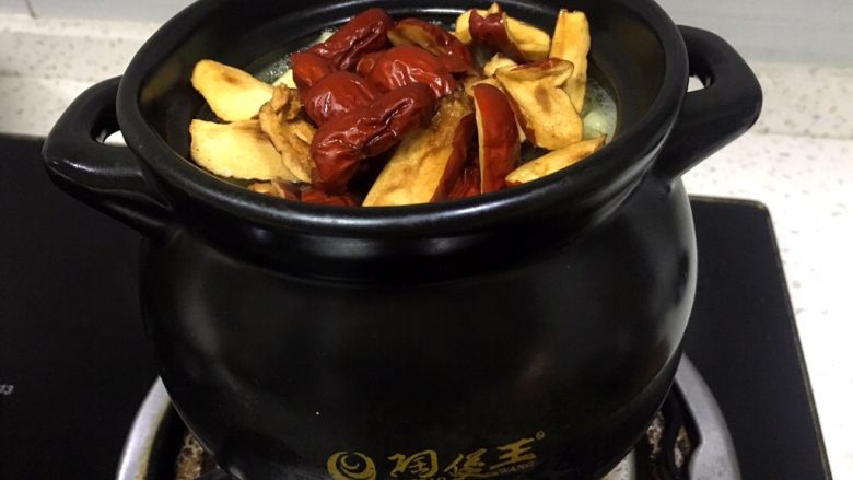 甜汤系列之桂花苹果汤,小火炖制沸腾,出泡加入红枣煮半小时