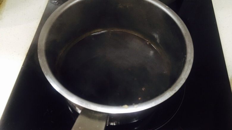 葱油腰花,接着熬调味汁,生抽,糖,一点点蚝油,调到合适的味道