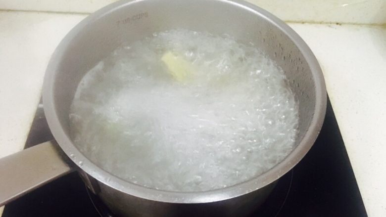 葱油腰花,烧水,放入少许姜片